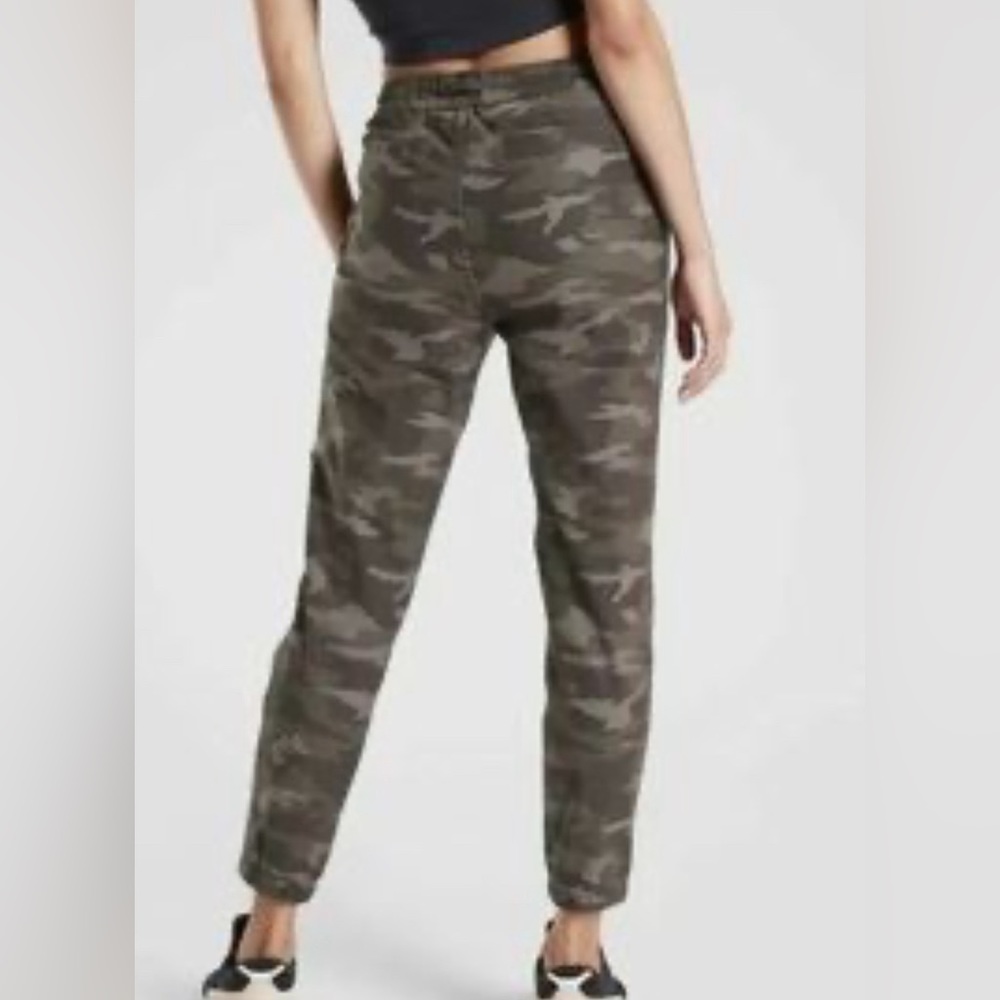 Athleta - Womens Farallon jogger - Camo color - Size 4 Tall - Picture 2 of 7
